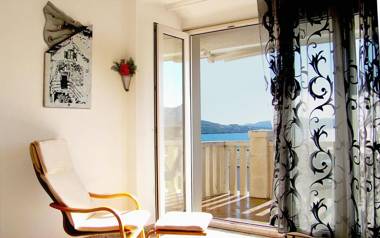 Apartment for two persons with sea view in Trogir near the beach