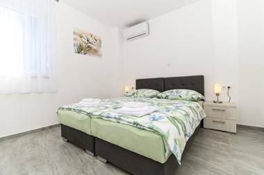 Luxury apartment with swimming pool Ana