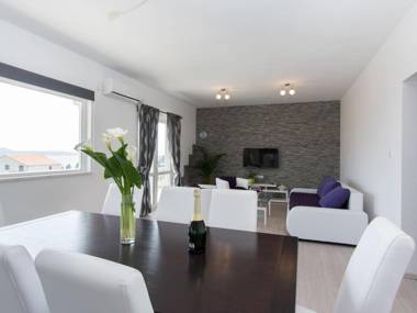 Modern bright and spacious sea view apartment short walk to the beaches