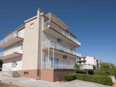 Modern bright and spacious sea view apartment short walk to the beaches