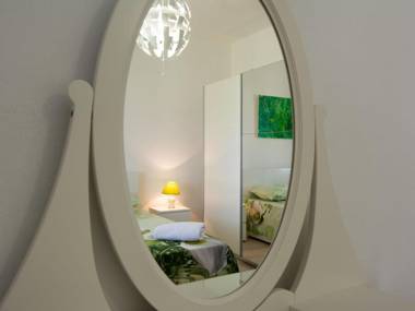 Modern bright and spacious sea view apartment short walk to the beaches