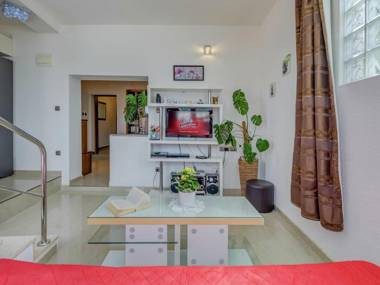 Modern Apartment in Arbanija with Jacuzzi