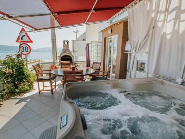 Luxurious Holiday Home in Arbanija with Jacuzzi