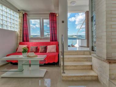 Luxurious Holiday Home in Arbanija with Jacuzzi