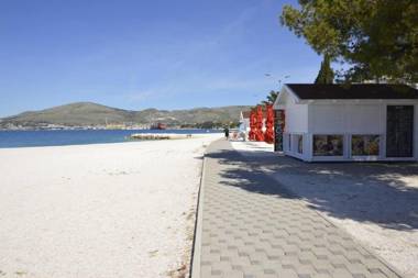 Remarkable 2-Bed Apartment in Okrug Gornji