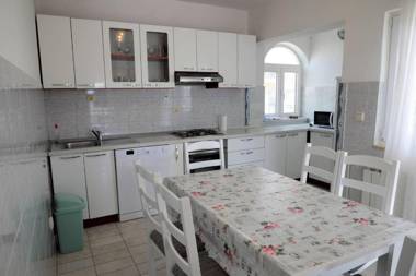 Remarkable 2-Bed Apartment in Okrug Gornji