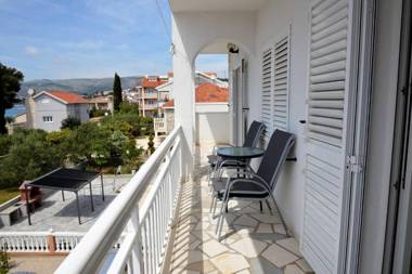 Remarkable 2-Bed Apartment in Okrug Gornji