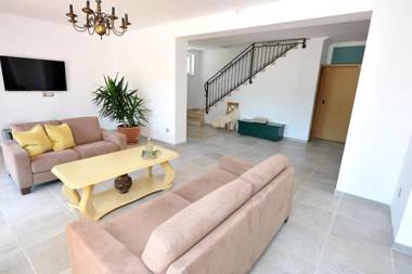 Villa Tijara villa near Trilj private pool