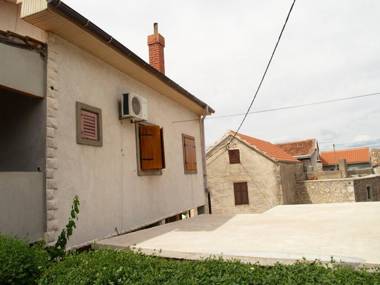 One Bedroom Apartment Alma Sleeps 4