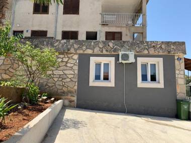 Apartments with a parking space Supetar Brac - 19013