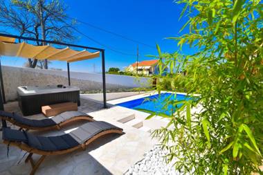 Villa Village Idylle with heated pool sauna jacuzzy and private parking