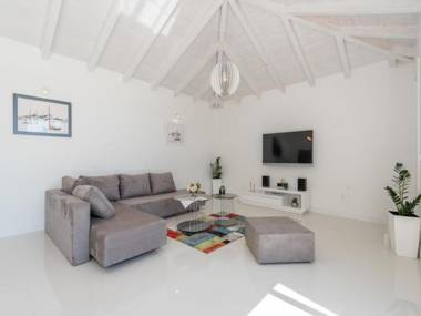 Luxurious Villa in Debeljak with Swimming Pool