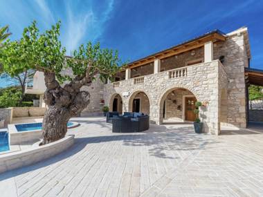 Gorgeous Villa in Sukosan with Sauna & Pool