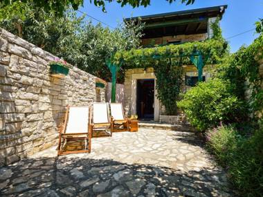 Pet-friendly Holiday Home in Sukošan with Jacuzzi