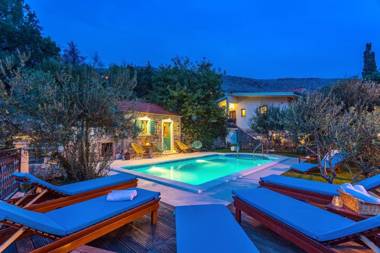 Villa Vultana with heated pool 4 bedrooms 3.5 bathrooms 10 persons max