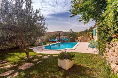 Villa Vultana with heated pool 4 bedrooms 3.5 bathrooms 10 persons max