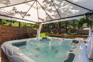 Villa Janski Pearl - 3 Bedroom Villa - Beautiful Private Gardens - Sauna and Jacuzzi