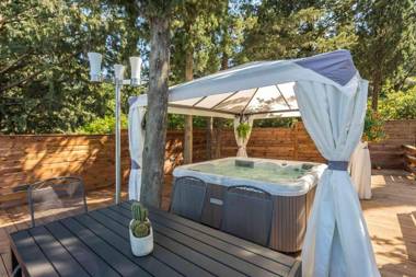 Villa Janski Pearl - 3 Bedroom Villa - Beautiful Private Gardens - Sauna and Jacuzzi