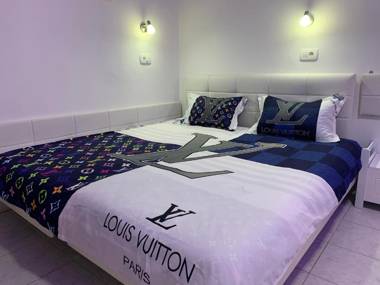 Russell's House in the center & beach