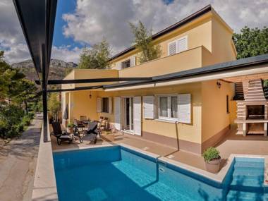 Luxury Villa LeLu with heated saltwater pool parking high speed Internet BBQ el. car charge T2