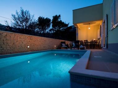 Luxury Villa LeLu with heated saltwater pool parking high speed Internet BBQ el. car charge T2