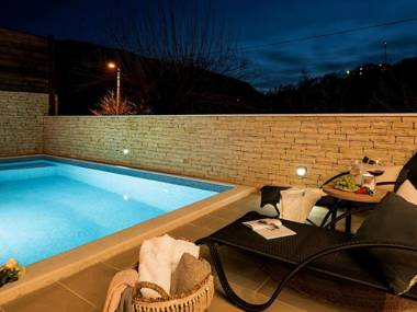 Luxury Villa LeLu with heated saltwater pool parking high speed Internet BBQ el. car charge T2