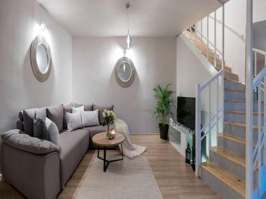 Luxury Villa LeLu with heated saltwater pool parking high speed Internet BBQ el. car charge T2