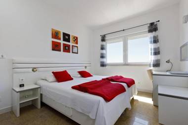 Beautiful apartment for 3 adults next to the beach