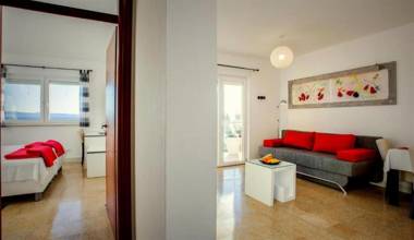 Beautiful apartment for 3 adults next to the beach