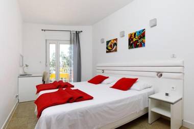 Cozy apartment for 3 adults next to the beach