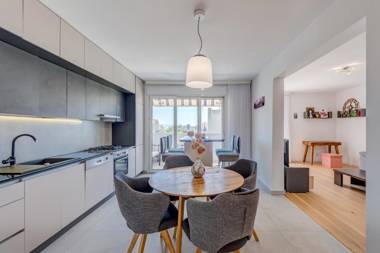Modern 90 m2 apt with balcony w the sea view