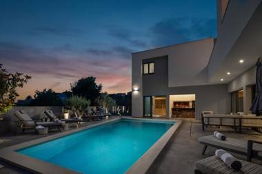 Luxury Villa IN with Heated Pool