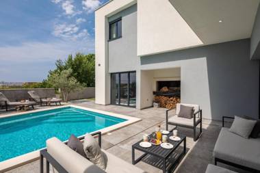 Luxury Villa IN with Heated Pool