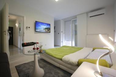 Studio-Apartment VAL - Luxury massage chair - Private SPA- Jacuzzi Infrared Sauna Parking with video surveillance Entry with PIN 0 - 24h Book without credit card