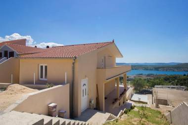 Bulat Sea View Apartments