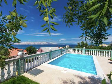 Adorable apartment with pool  for use and terrace with sea view !