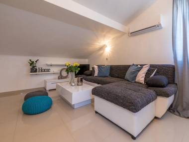 Modern apartment with swimming pool !