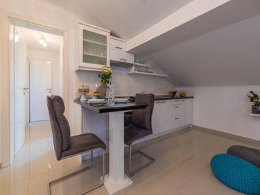 Modern apartment with swimming pool !