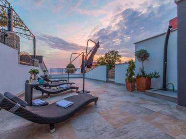 Modern apartment with swimming pool !