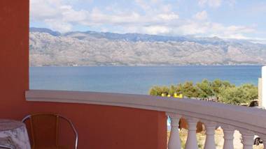 One bedroom appartement with sea view enclosed garden and wifi at Razanac