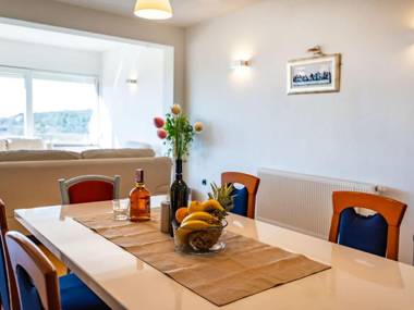 Delightful Apartment in Radovin with Garden