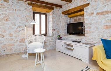 DeAmicis Studios by Irundo