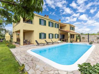 Newly renovated one bedroom apartment with shared pool for up to 2 guests