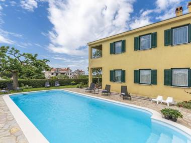 Newly renovated one bedroom apartment with shared pool for up to 2 guests