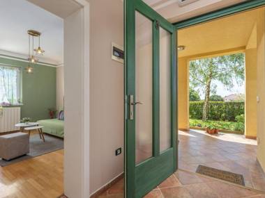 Newly renovated one bedroom apartment with shared pool for up to 2 guests