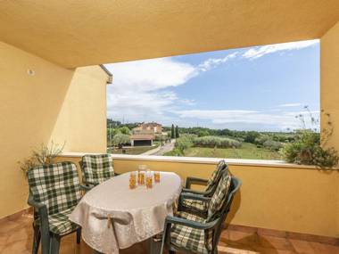 Spacious two bedroom apartment with shared pool near Rovinj