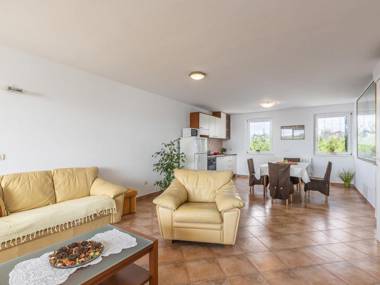Spacious two bedroom apartment with shared pool near Rovinj