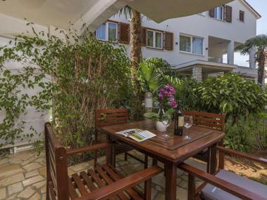 Modern studio apartment with terrace on a great location in Rovinj