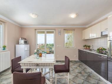 Two bedroom apartment with shared swimming pool near Rovinj