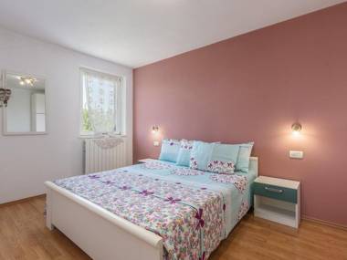 Two bedroom apartment with shared swimming pool near Rovinj